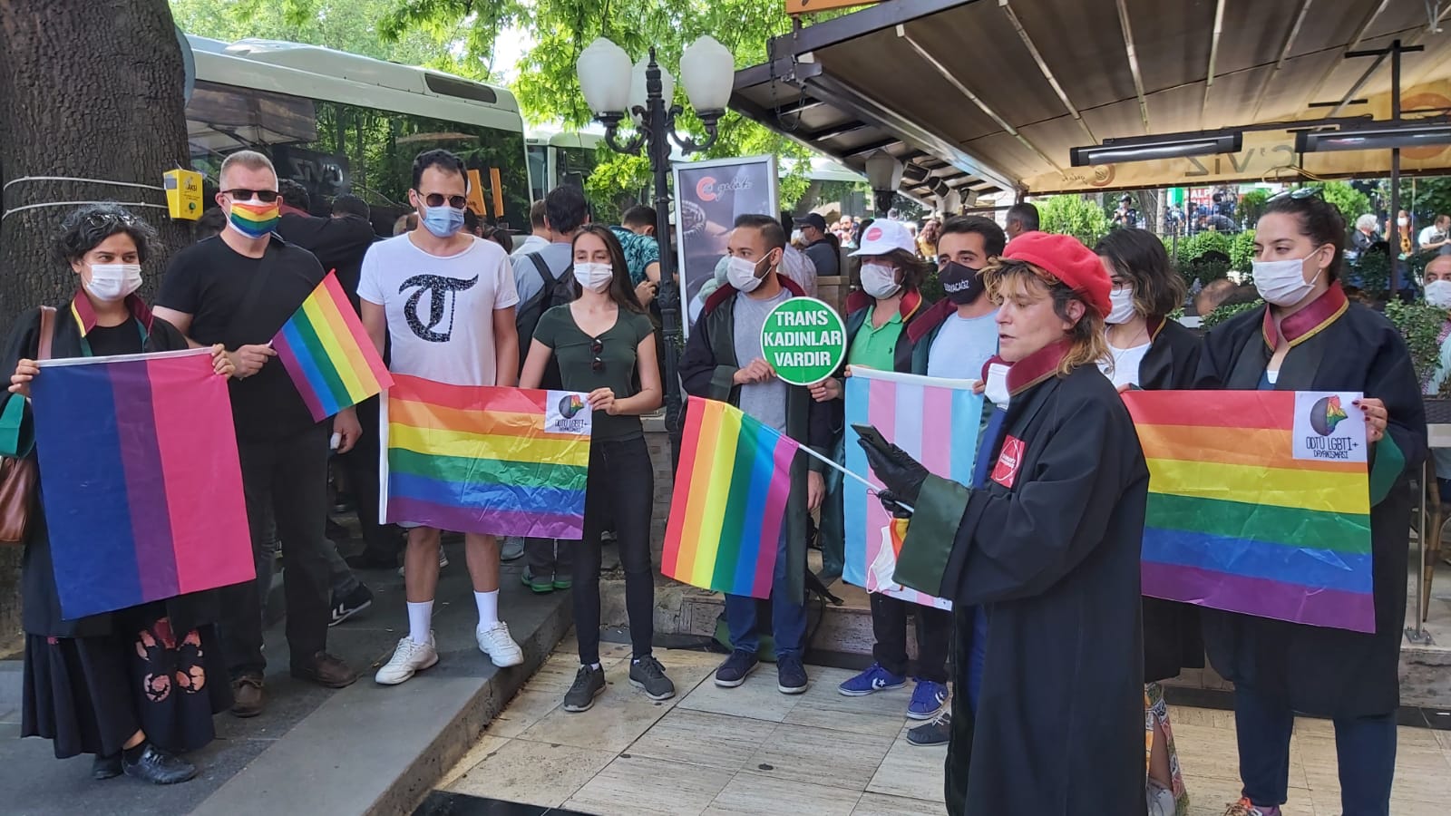 avukatlarin-direnisinde-odtu-onur-yuruyusu-ne-destek-eylemi-1 avukatlarin-direnisinde-odtu-onur-yuruyusu-ne-destek-eylemi-1