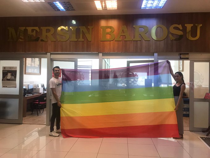 mersin-in-dort-bir-yaninda-gokkusagi-bayraklari-1 mersin-in-dort-bir-yaninda-gokkusagi-bayraklari-1