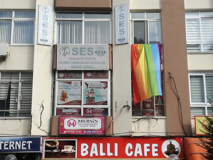 mersin-in-dort-bir-yaninda-gokkusagi-bayraklari-2 mersin-in-dort-bir-yaninda-gokkusagi-bayraklari-2