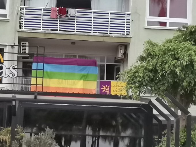 mersin-in-dort-bir-yaninda-gokkusagi-bayraklari-3 mersin-in-dort-bir-yaninda-gokkusagi-bayraklari-3