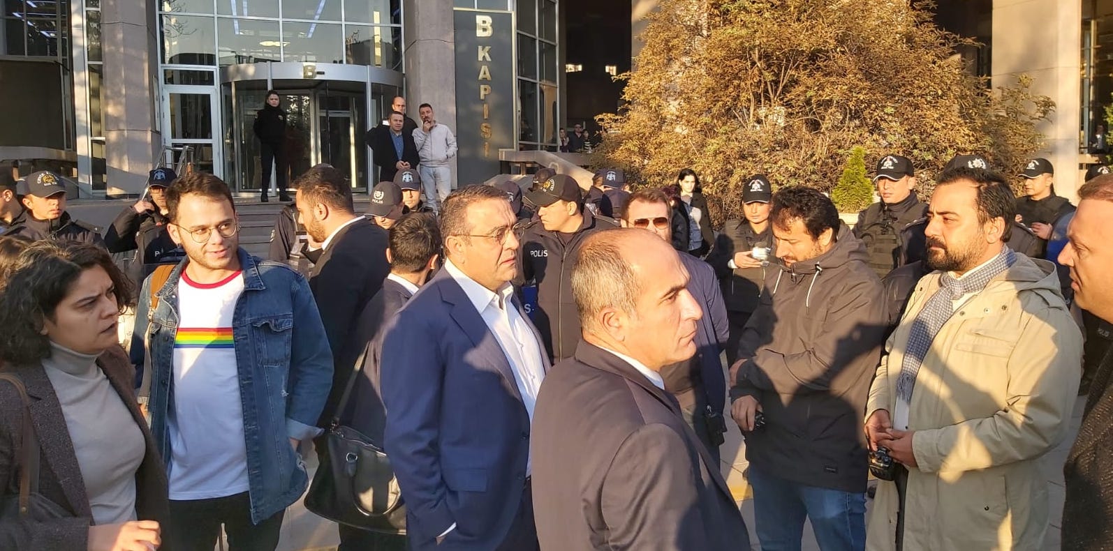 polis-odtu-onur-yuruyusu-davasi-basin-aciklamasini-engelledi-1 polis-odtu-onur-yuruyusu-davasi-basin-aciklamasini-engelledi-1